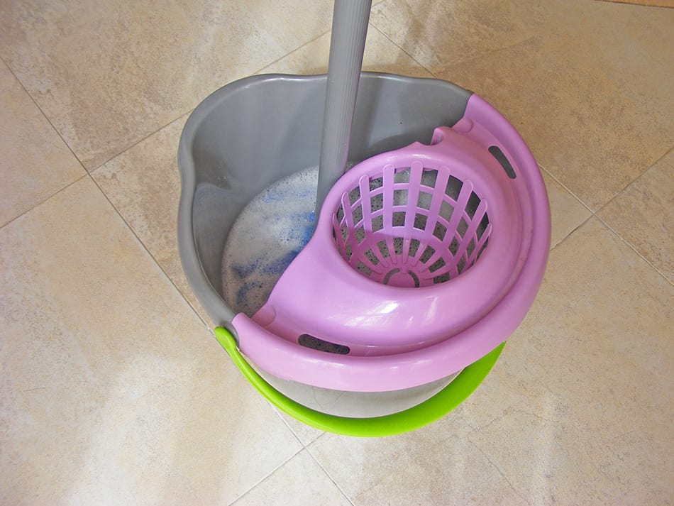 Mop bucket with a built-in wringer