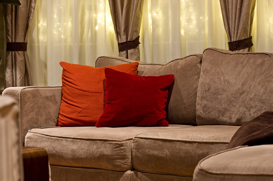 Throw Pillows For Your Brown Couch, Brown Sofa With Red Pillows