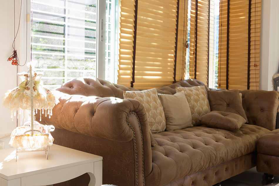 Featured image of post Decorative Pillows For Dark Brown Couch / 1:06 christopher hiedeman 8 073 просмотра.