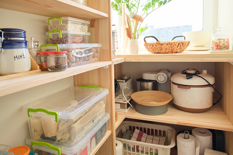 The size of the kitchen closet depends not only on the overall kitchen dimension but also on our habits