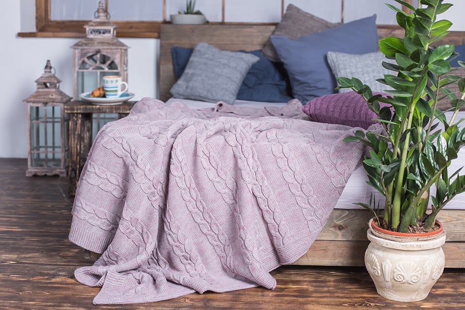 Blanket vs Comforter: What are Their Differences and Pros and Cons