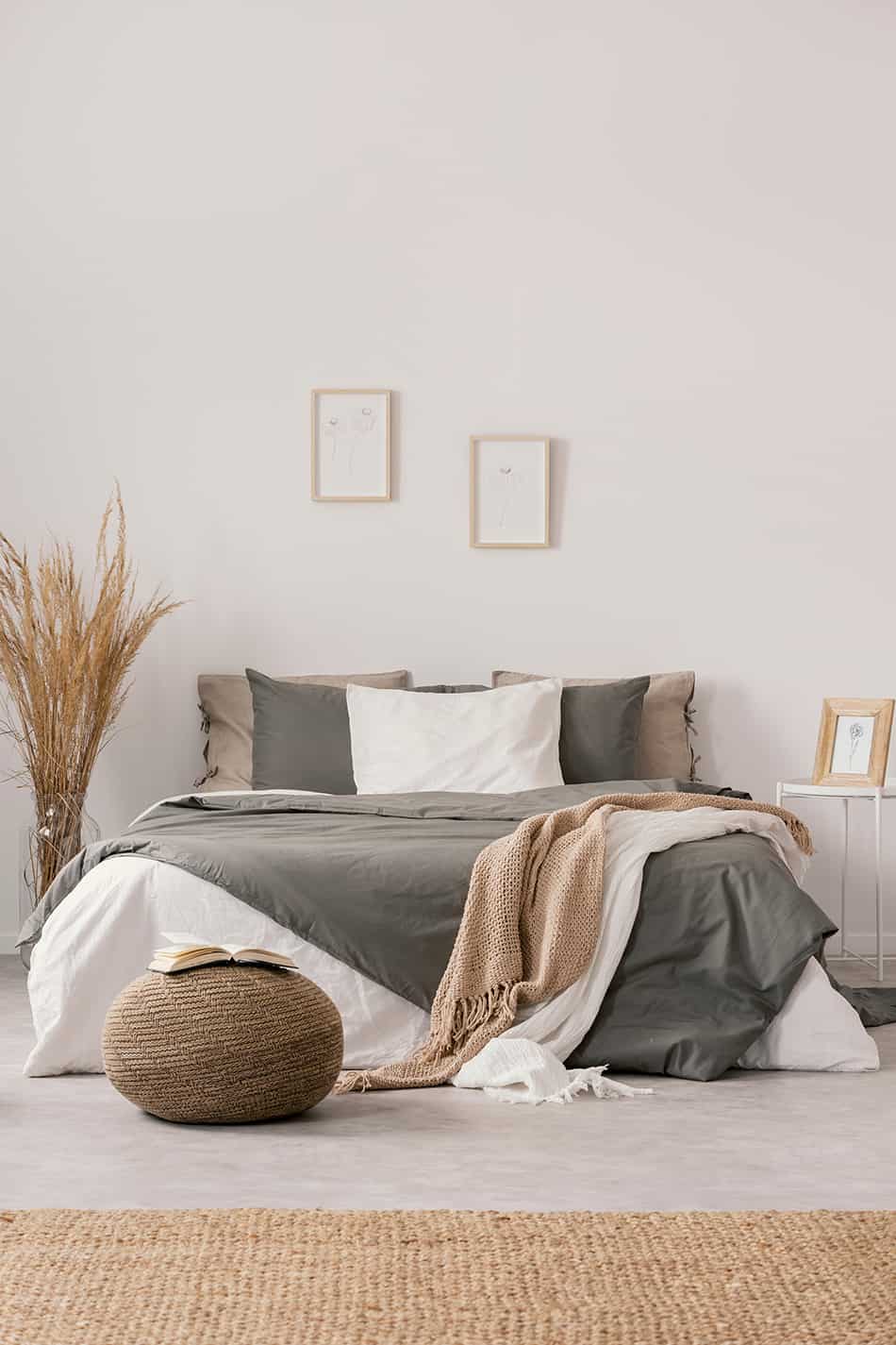 Featured image of post Neutral Beige Bedroom Decor - Combinations with such natural materials as wood, textile and wool would look a neutral tone matches almost all colors and this gives a good opportunity to make necessary emphases in décor of the relevant interior.