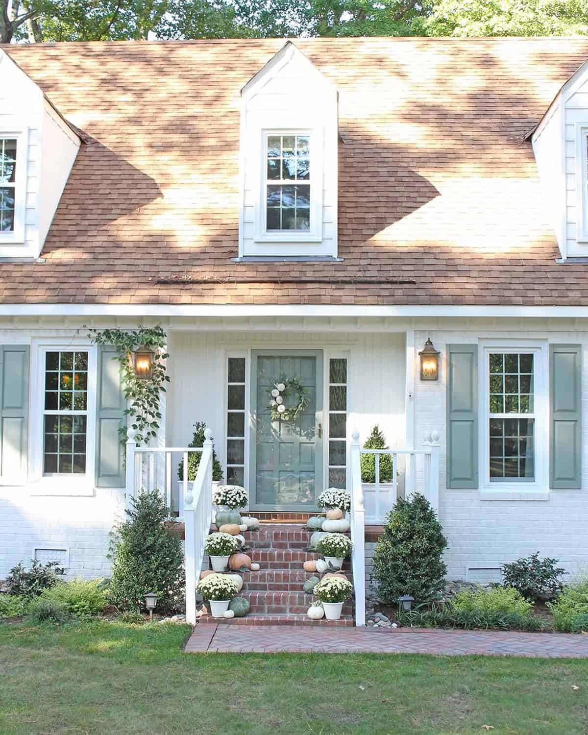 Classic White Wooden Porch Railing with Colonial Charm