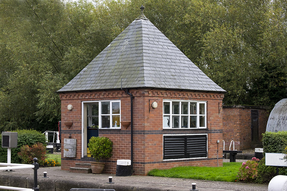 pyramid-roofs-what-they-are-history-how-to-build-frame-them-homenish