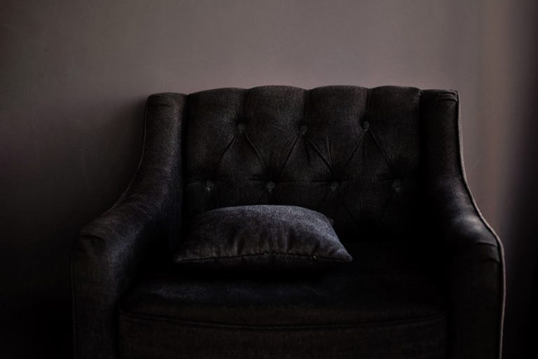 What Wall Color Goes with Black Furniture (7 Options