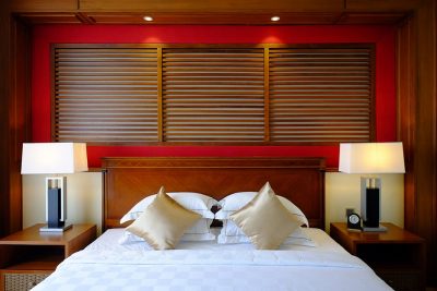 What Color Sheets Go With a White Comforter?