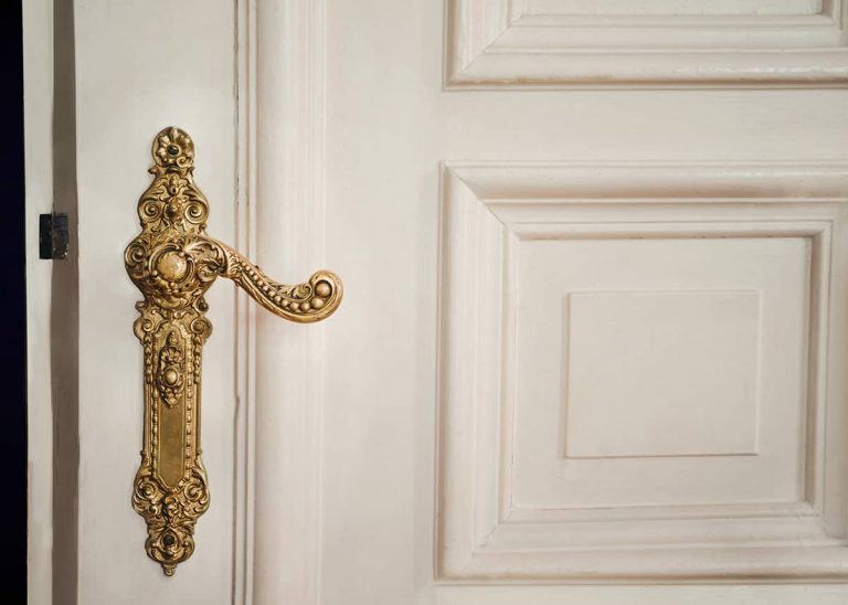 What Color Door Knob Goes with a White Door? (7 Classy Ideas) Homenish