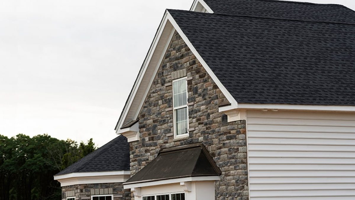 11 Appealing House Colors With A Black Roof - Homenish