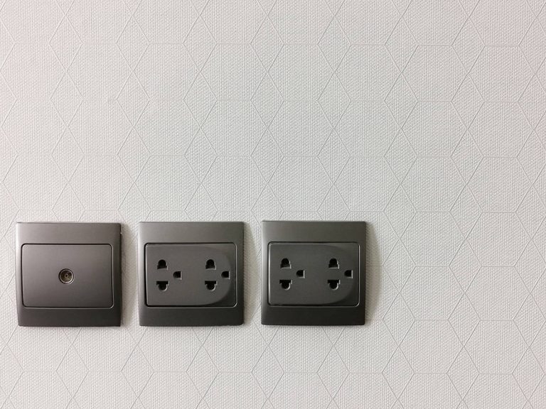 What Color Switch Plates and Outlets for White Walls ? Homenish