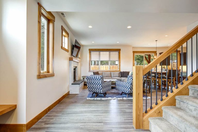 What Color Flooring Goes with Oak Trim? Homenish