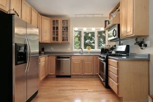 What Color Hardware Goes with Oak Cabinets?