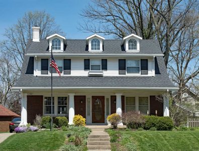 7 White House with Black Trim Combinations for a Dazzling Effect
