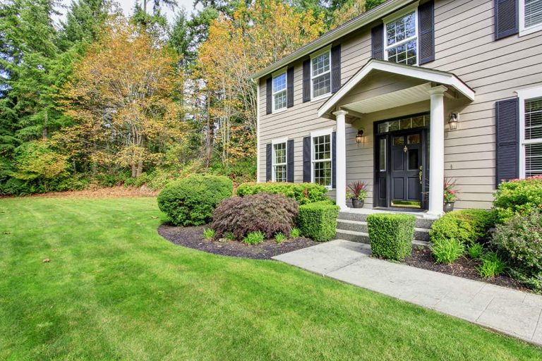 7 White House with Black Trim Combinations for a Dazzling Effect