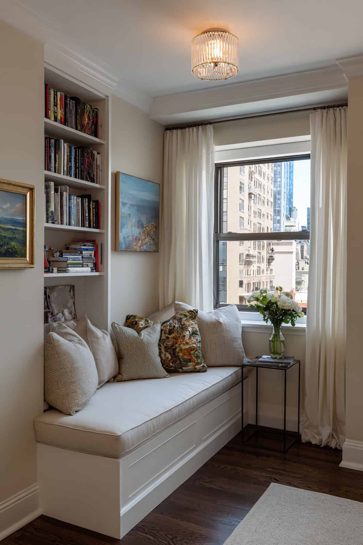Window End Seating Nook With Daybed