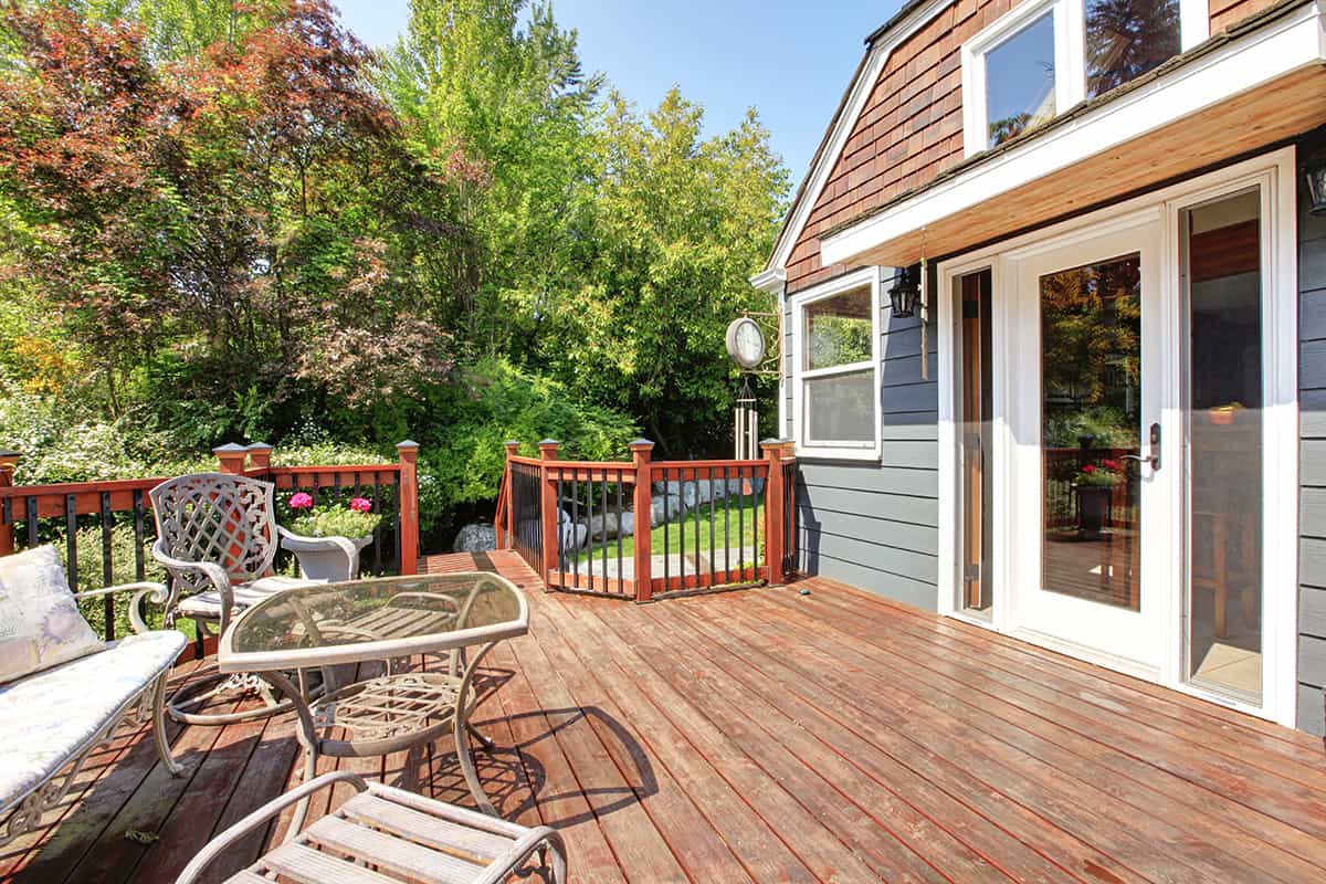 7 Best Deck Colors for Blue House