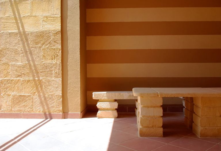 6 Dazzling Colors that Go with Sandstone Homenish