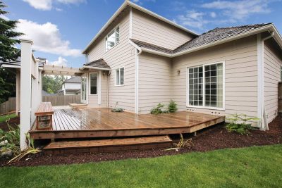 7 Most Compatible Deck Colors for a Beige House