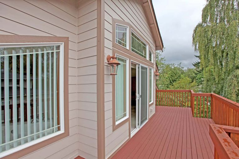 7 Most Compatible Deck Colors for a Beige House