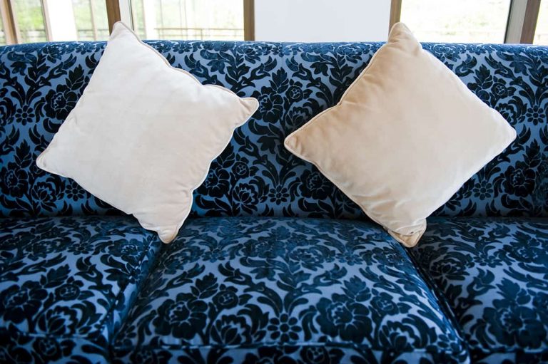 What Color Throw Pillows For a Blue Couch? Homenish