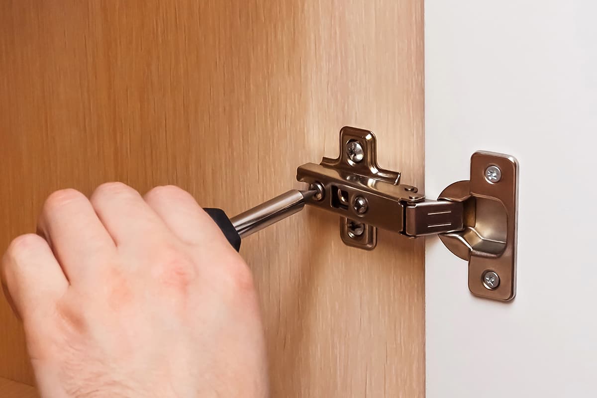 How to adjust a self closing hinge