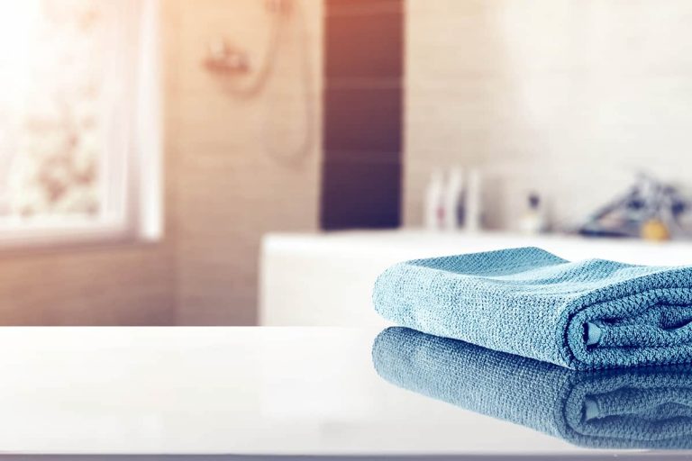 What Color Towels for a Beige Bathroom (8 Color Options Explored
