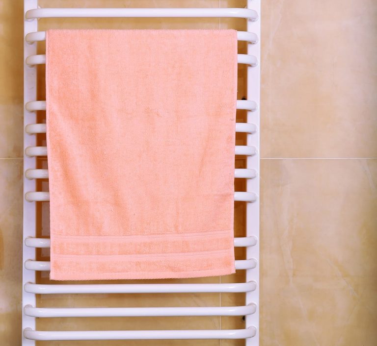 What Color Towels for a Beige Bathroom (8 Color Options Explored
