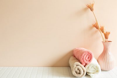 What Color Towels for a Beige Bathroom