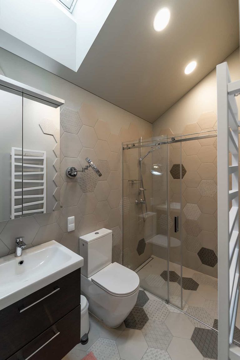 What Color Should the Bathroom Ceiling Be? (8 Options to Consider