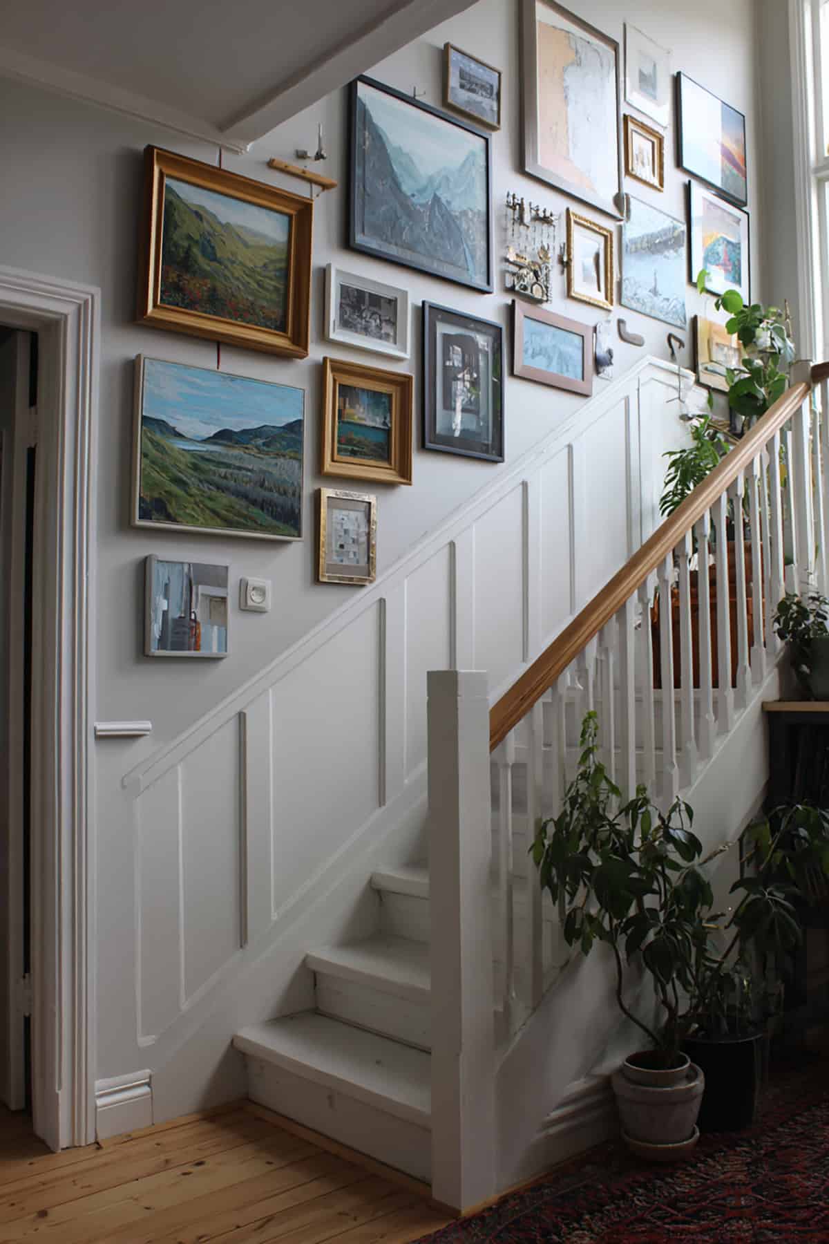 Picture Rail With Swappable Frames