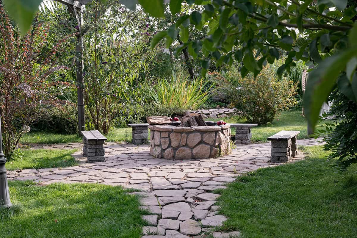 Natural Garden Fire Pit with Brick and Stone