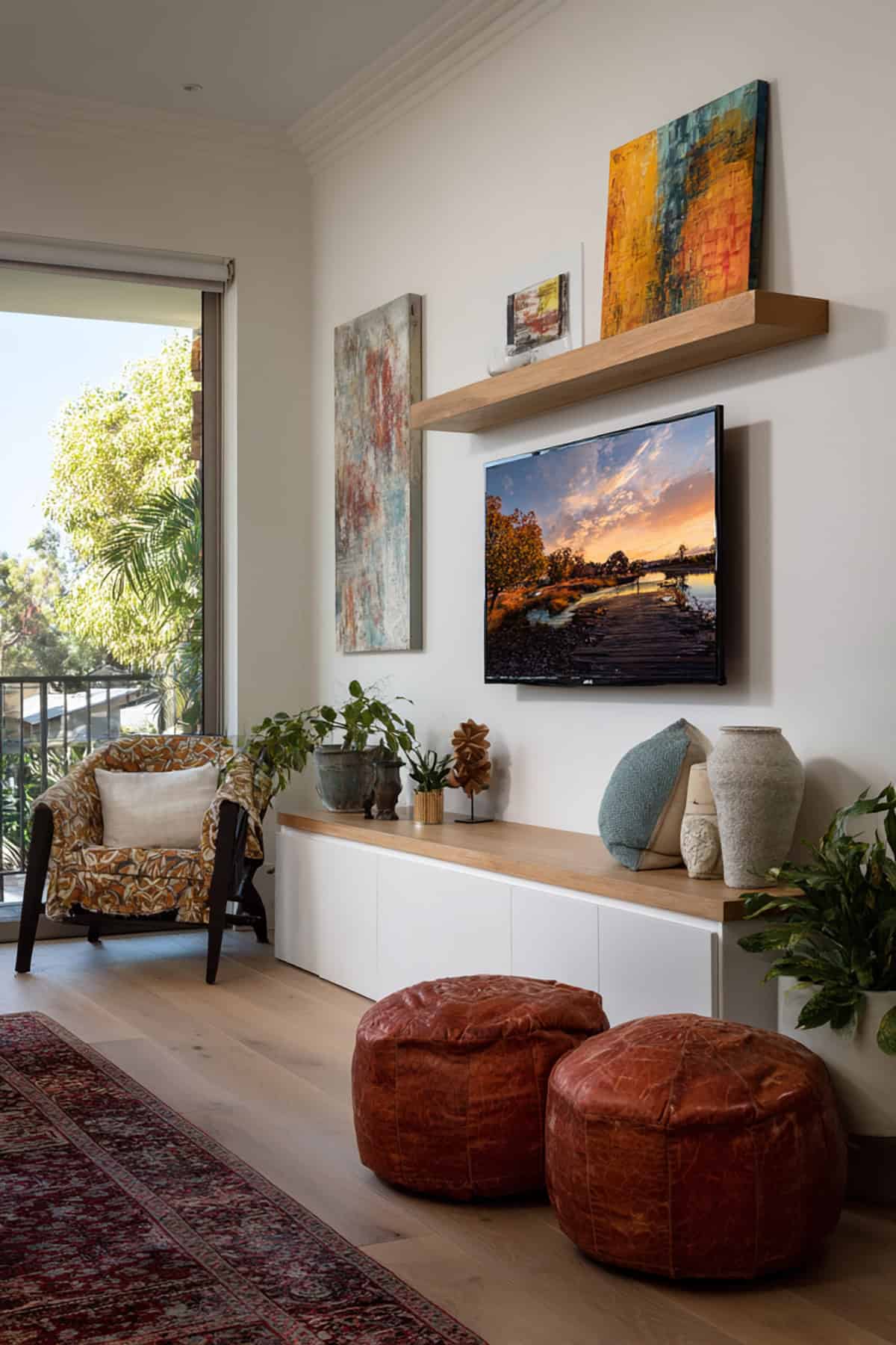 Narrow Ledge with Relaxed Art Layers