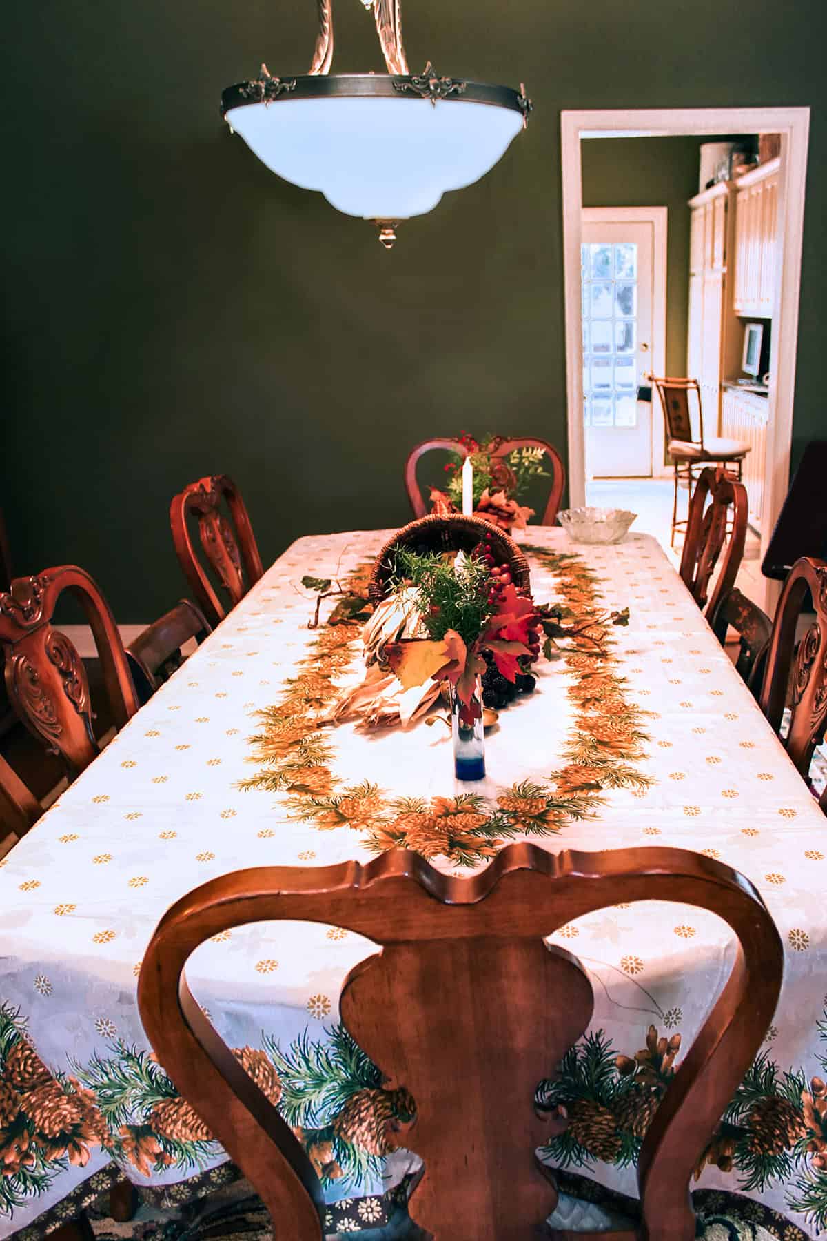 A Table That Remembers Every Thanksgiving