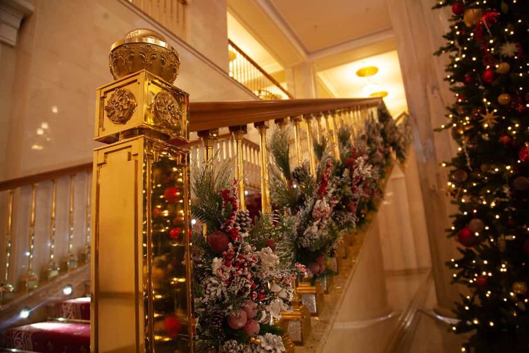 31 Chic & Festive Christmas Staircase Decor Ideas