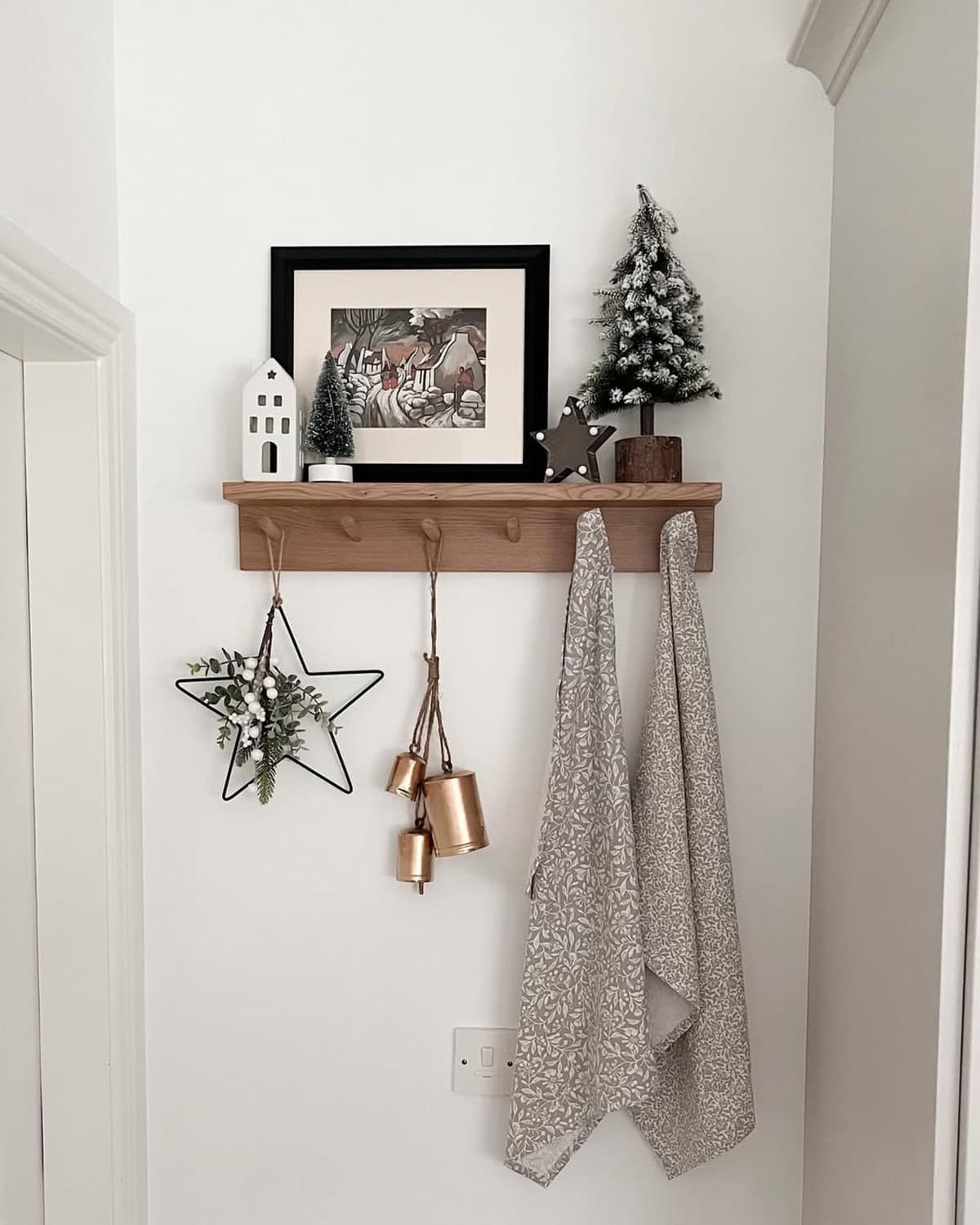 Small Entry Shelf with Winter Motif