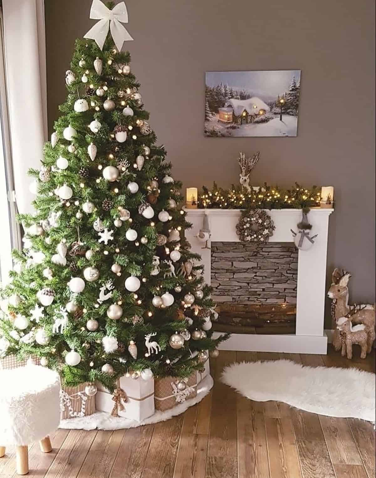 White Accents on a Classic Green Tree