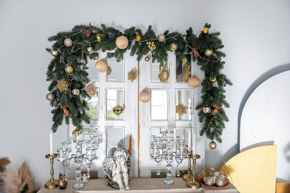 Window Garland Frame