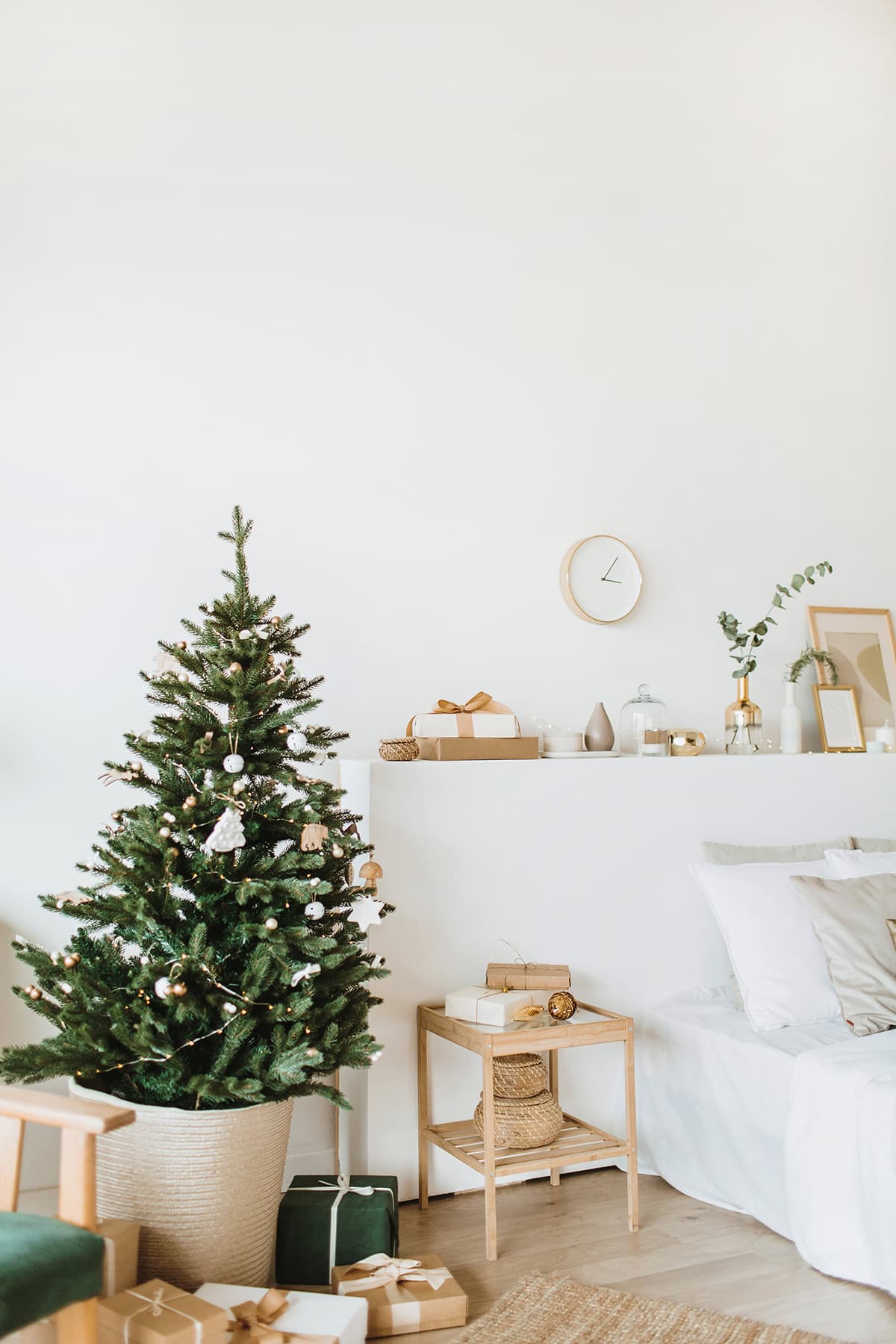 Minimal Tree with Kraft Wrapped Gifts in a Nordic Corner