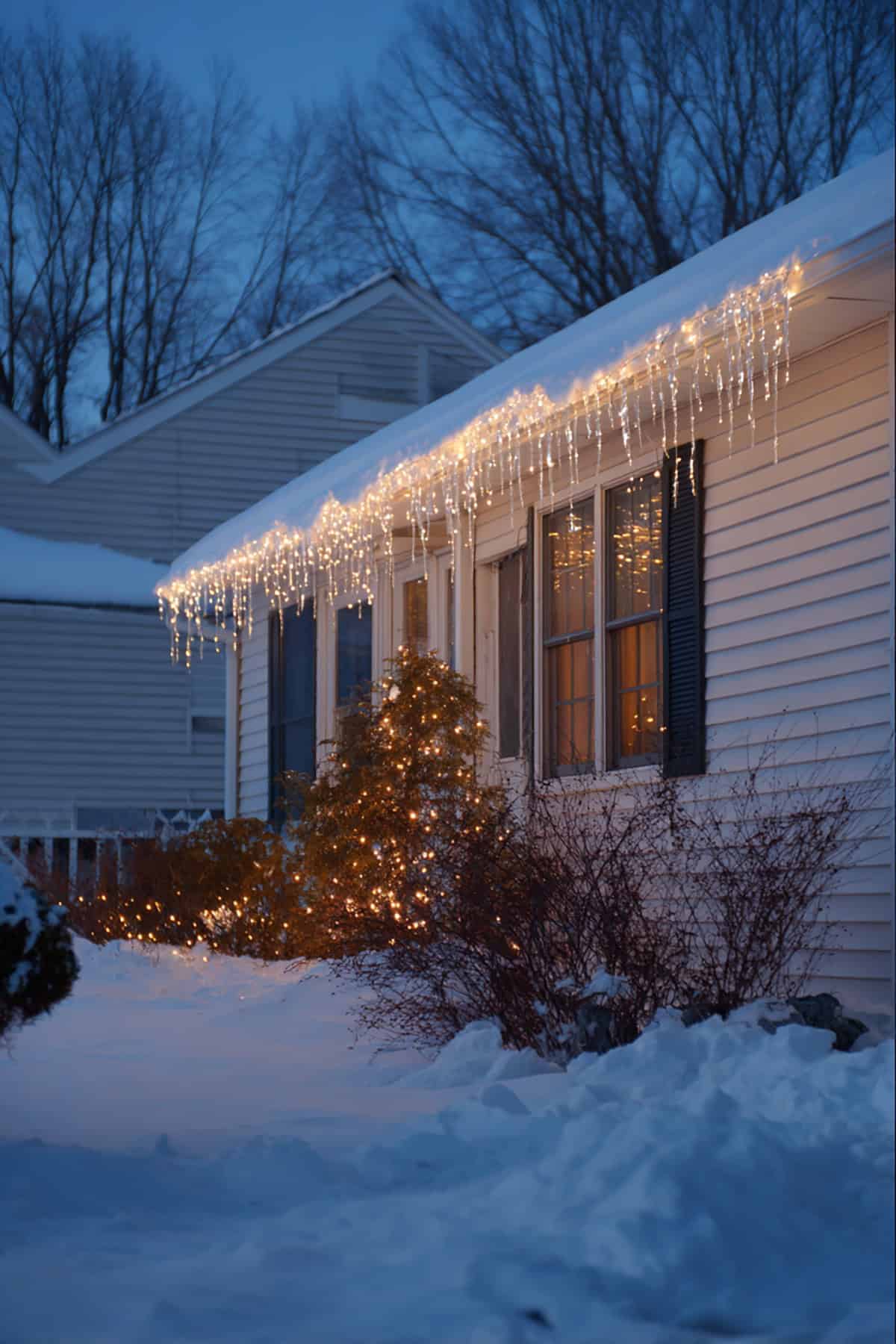 Twinkling Roofline Icicle Lights