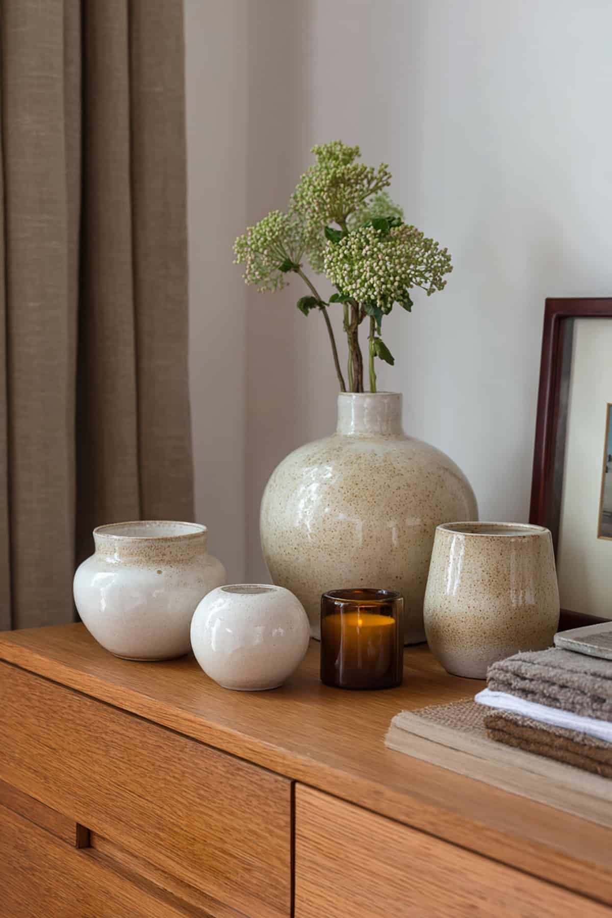 Clustered Minimal Ceramic Decor