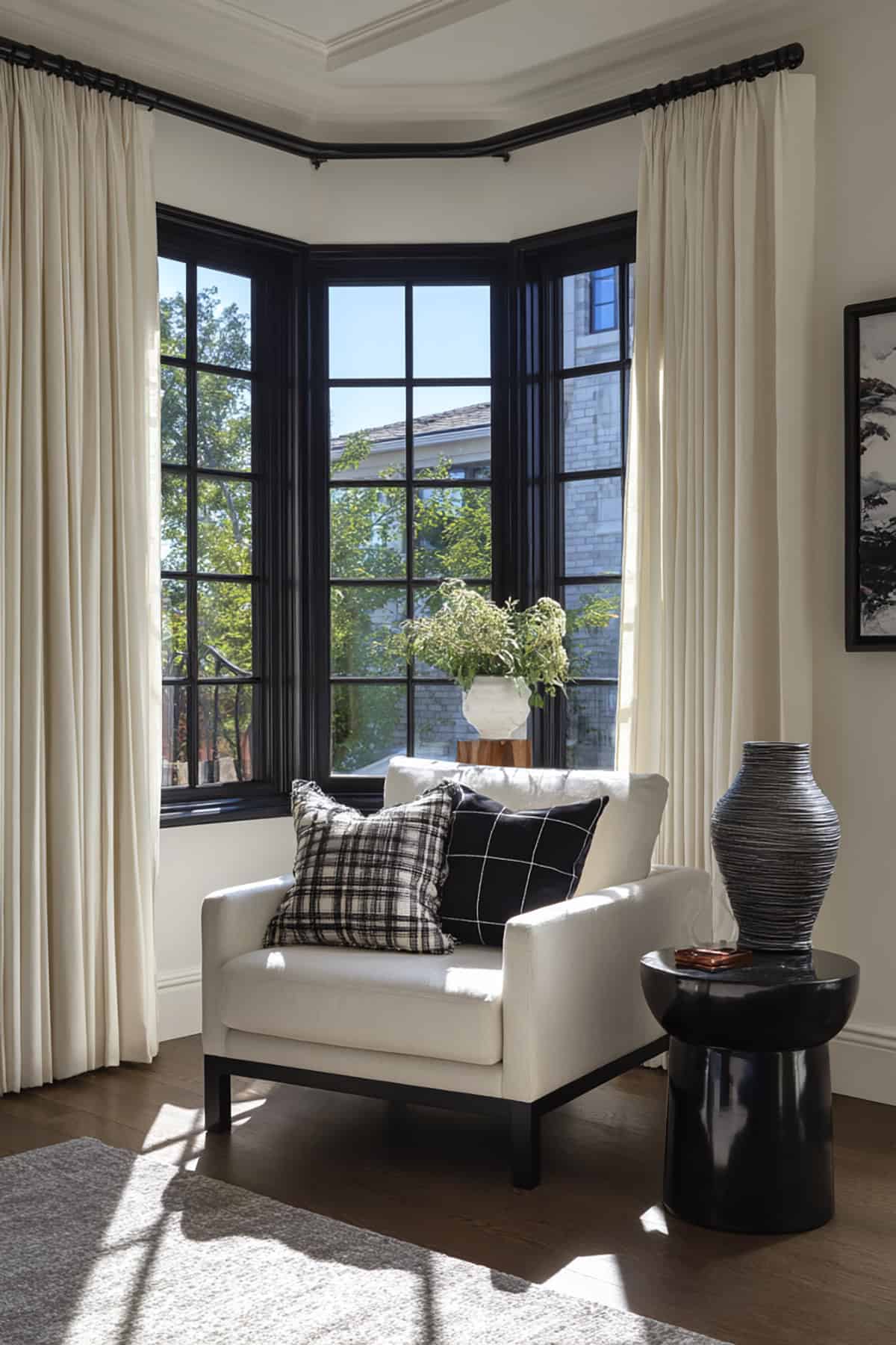 Modern Black And White Bay With Graphic Details