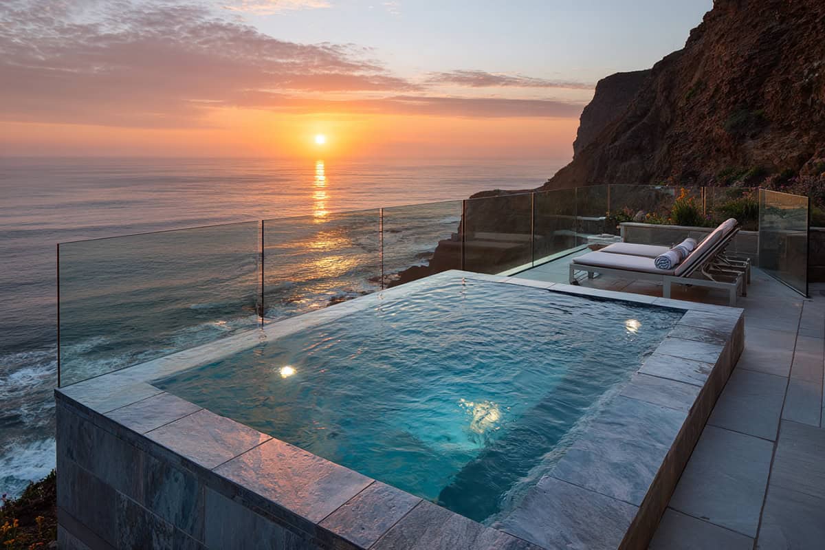 Cliffside Infinity Hot Tub Overlooking Ocean