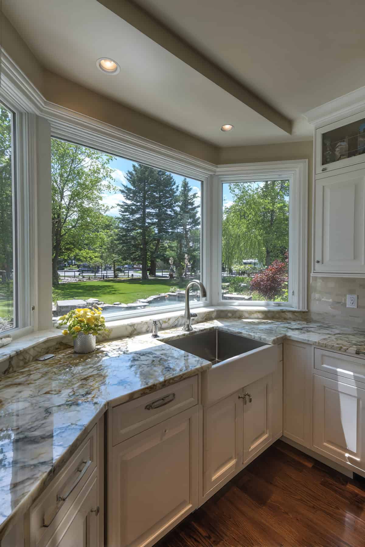 Corner Wraparound Window for Panoramic Light