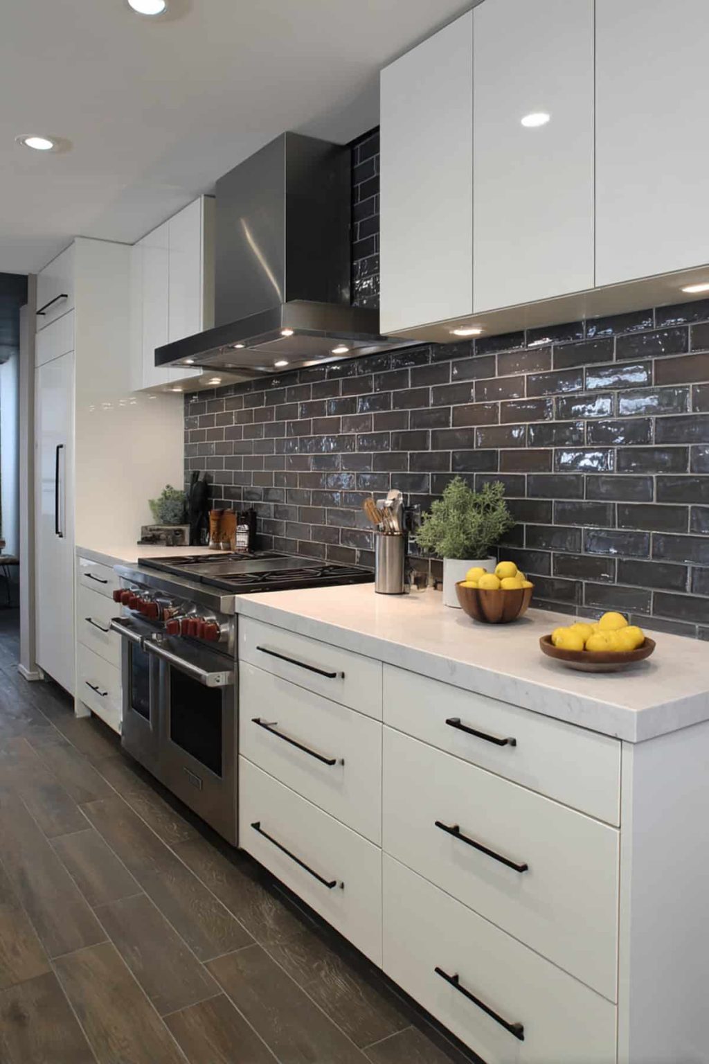 32 Kitchen Backsplash Ideas That Pair Well with White Cabinets