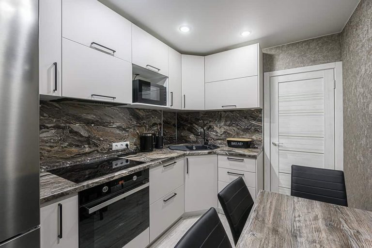 32 Kitchen Backsplash Ideas That Pair Well with White Cabinets