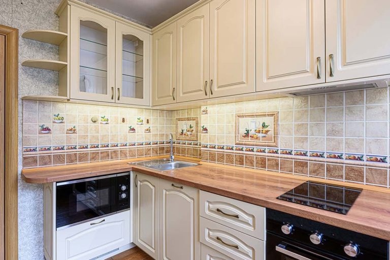 32 Kitchen Backsplash Ideas That Pair Well with White Cabinets