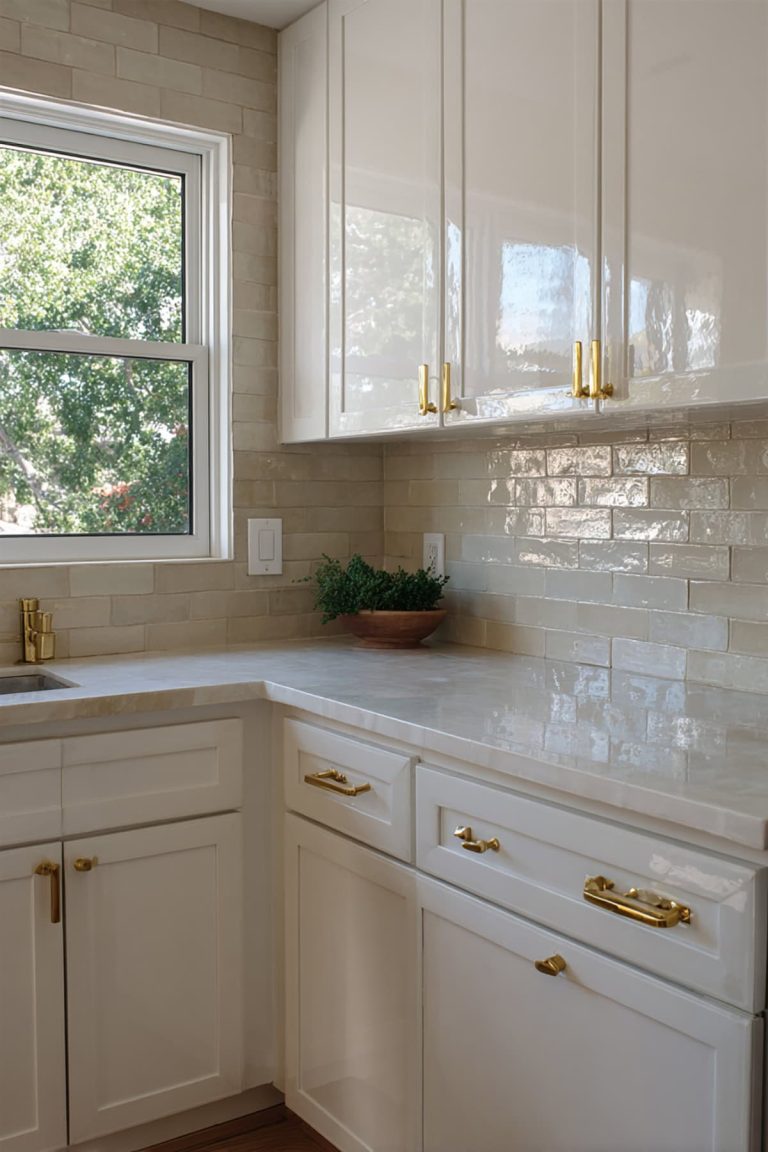 32 Kitchen Backsplash Ideas That Pair Well with White Cabinets