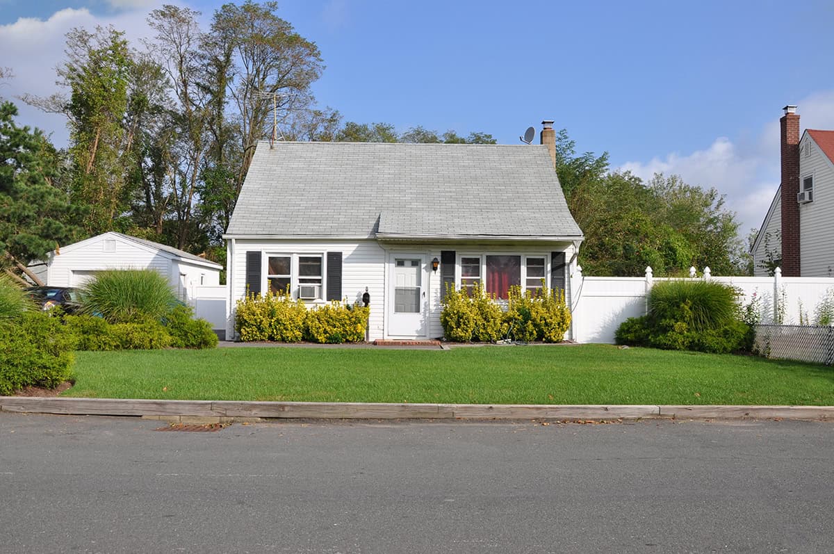 Small Bungalow Exterior With Fresh Cottage Style