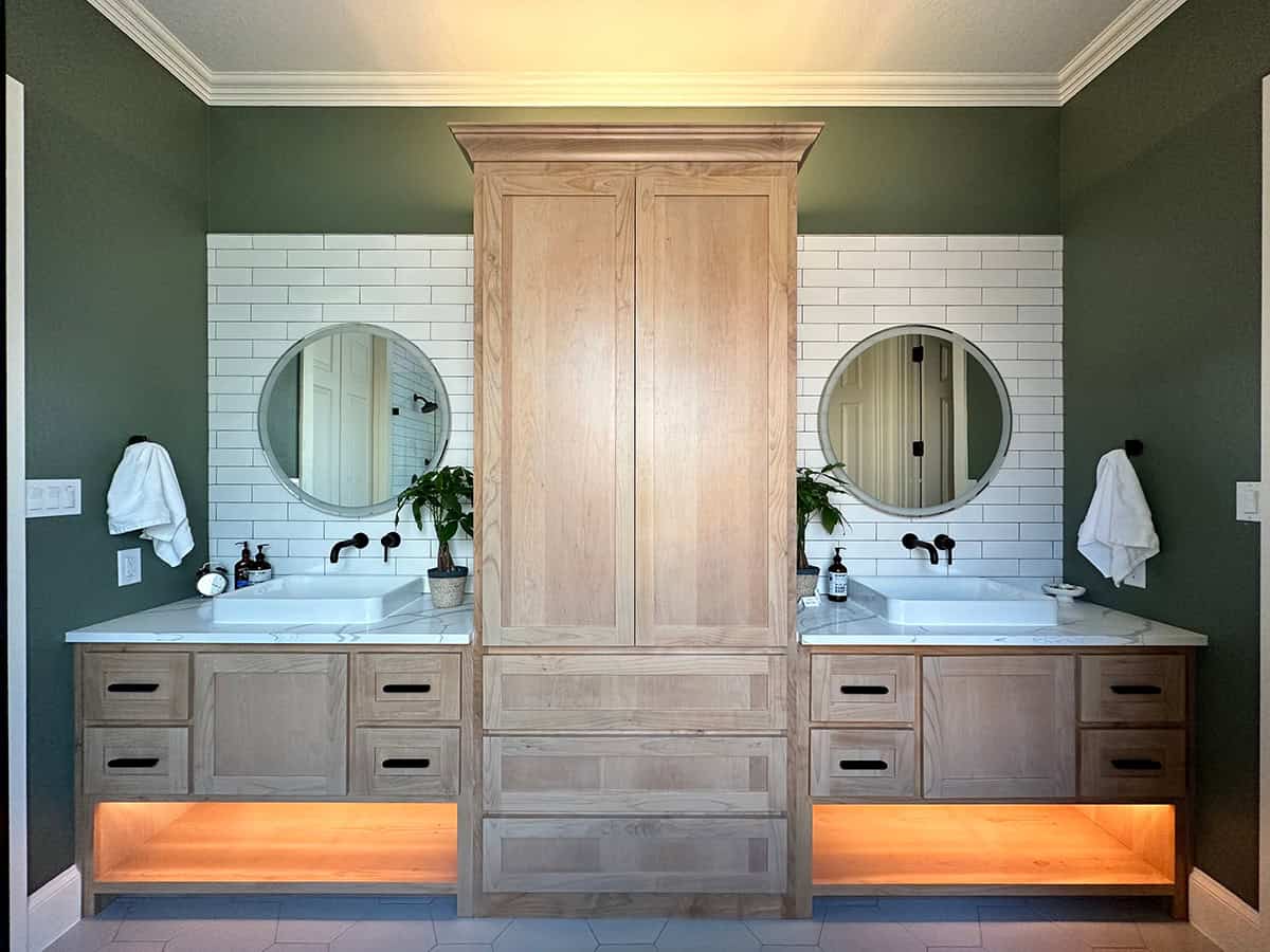 Split Double Vanity With Central Storage