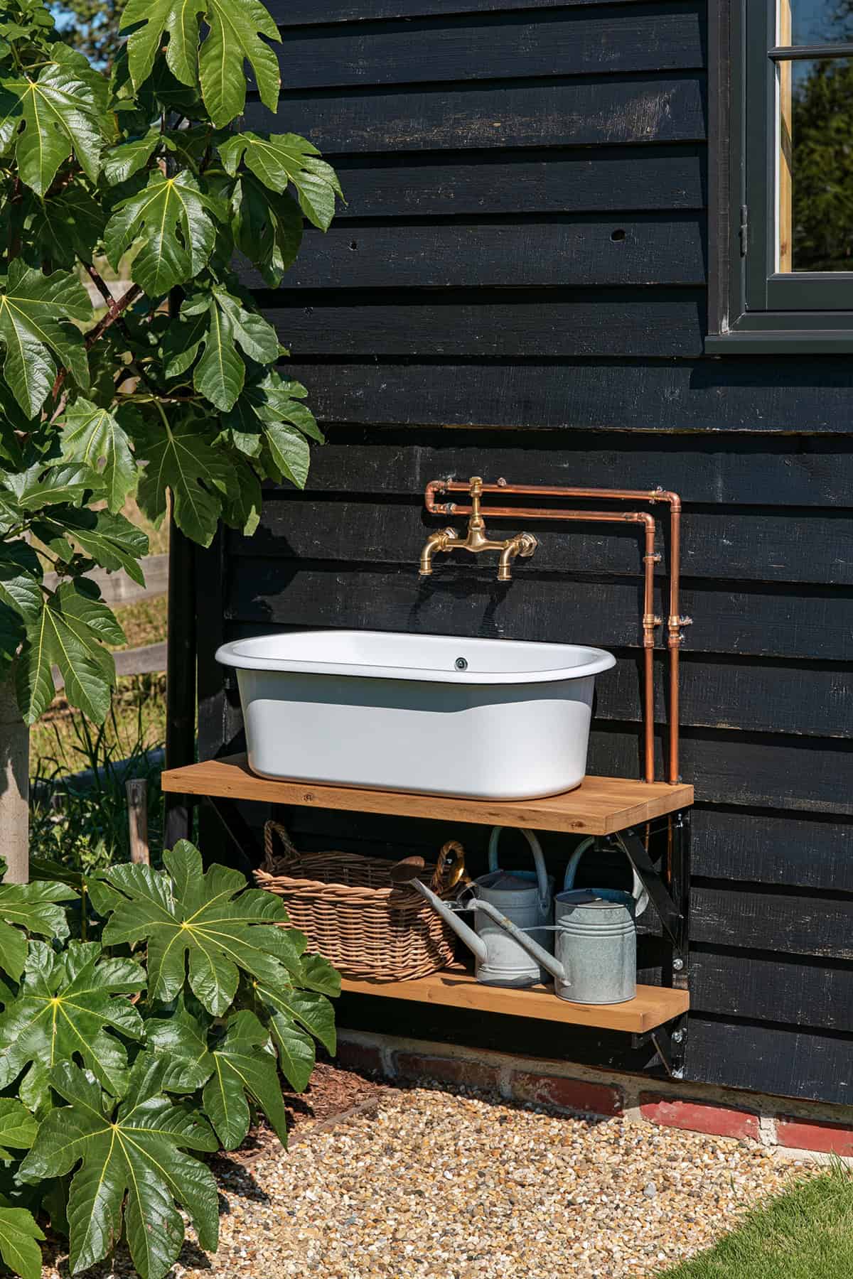 Wall Mounted Belfast Sink With Steel Brackets