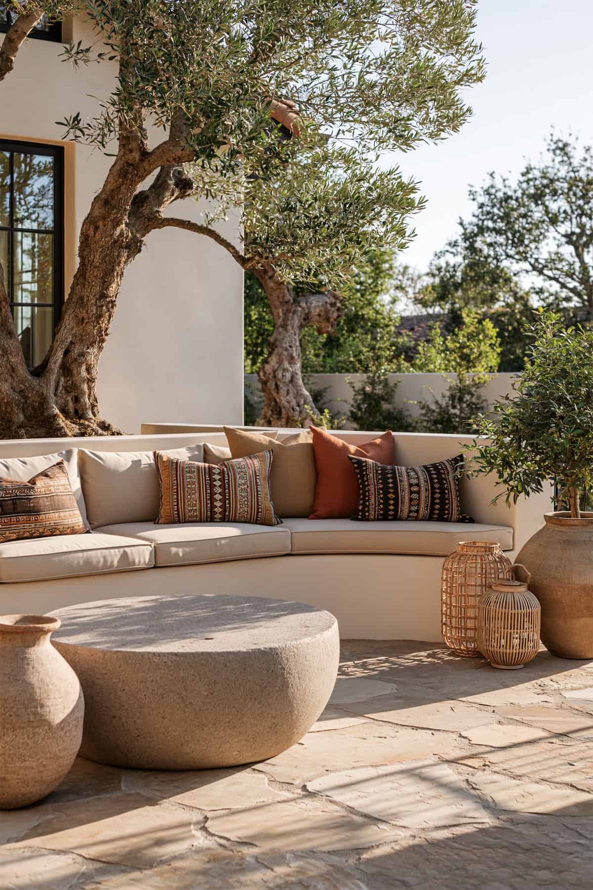 Curved Seating in Pale Stucco